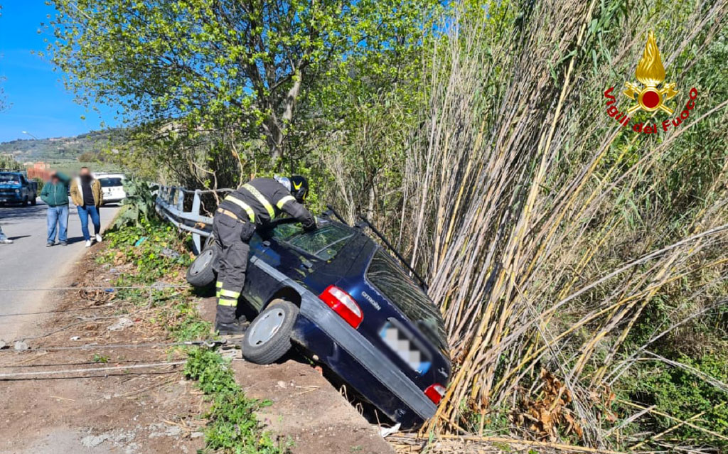 Lamezia, auto perde controllo e finisce fuori strada in località  Bagni: due feriti