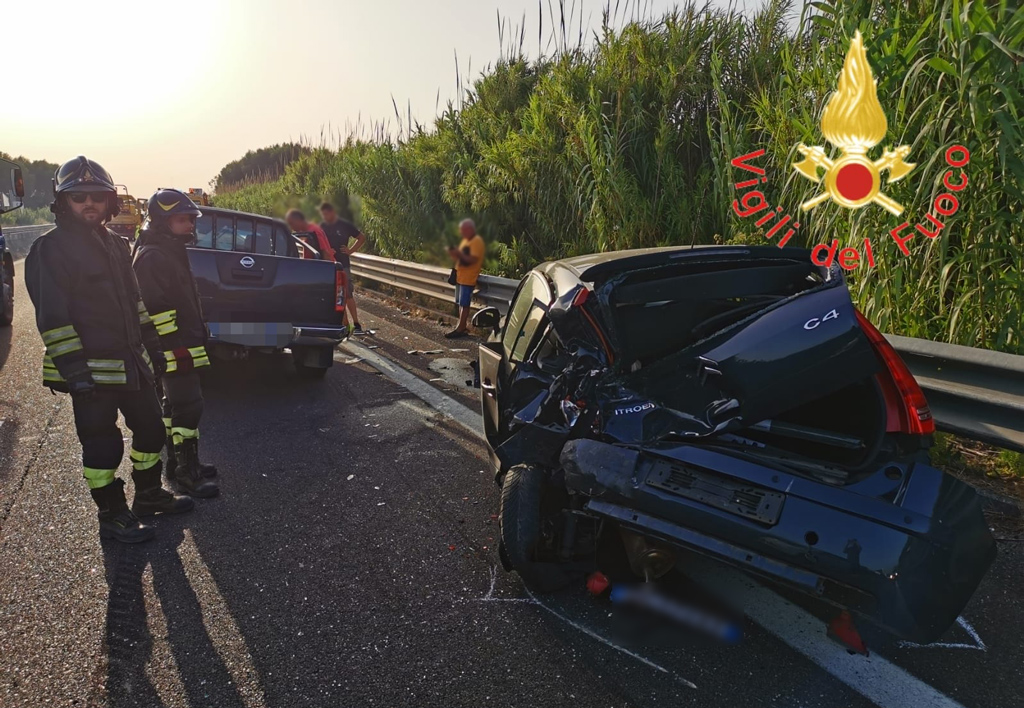 Lamezia, incidente fra tre auto sulla ss 280: un ferito