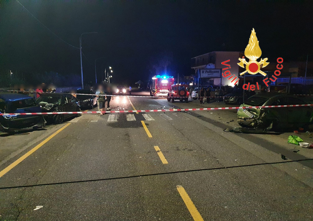 Incidente fra tre auto a Catanzaro, due feriti: danneggiata cabina elettrica