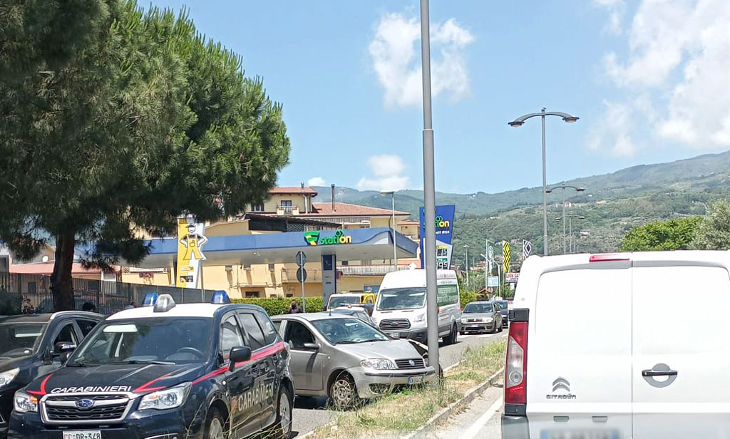 Lamezia, auto contro palo illuminazione su via del Progresso: feriti