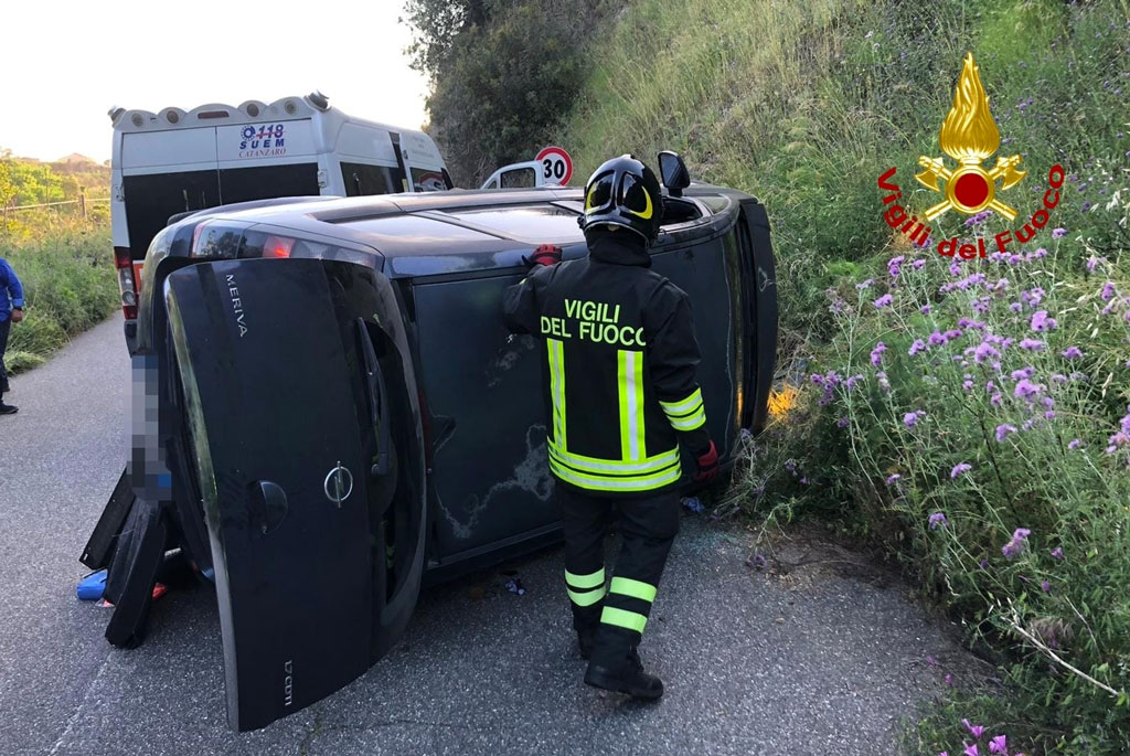 Perde il controllo dell'auto e si ribalta a Falerna, interviene elisoccorso 
