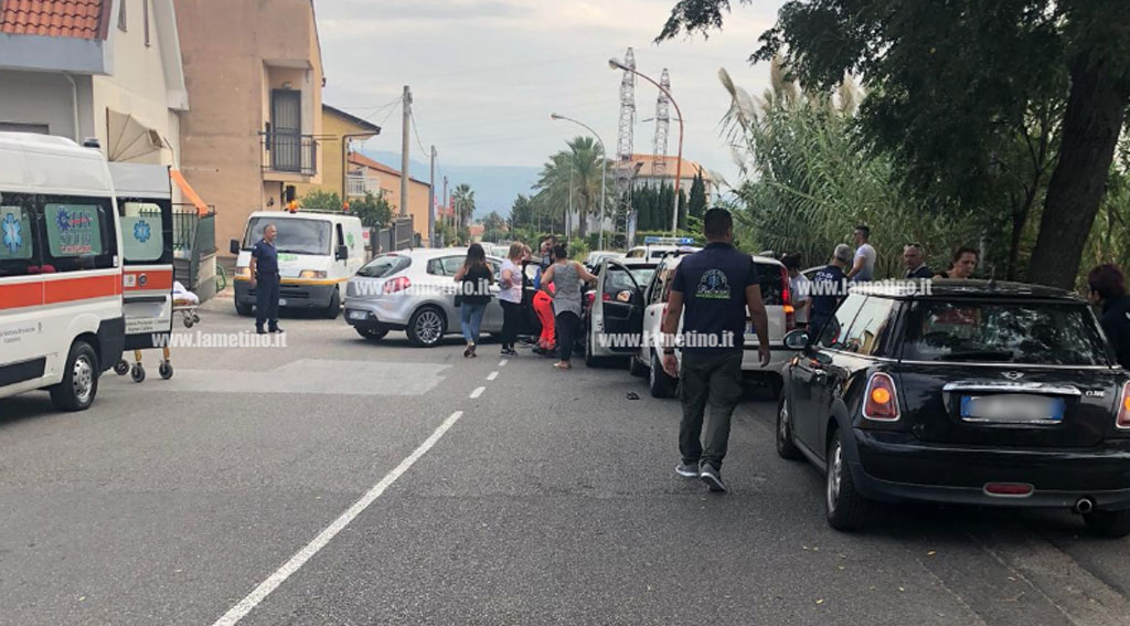 Lamezia, tamponamento tra due auto in via della Vittoria: 3 feriti