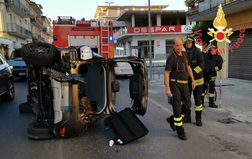 Scontro sulla ss 106 a Guardavalle: auto si ribalta, feriti