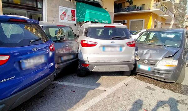 Lamezia, impatta contro auto parcheggiate in via Nicotera: un ferito