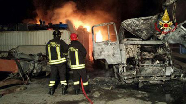 Calabria: In fiamme struttura per autodemolizioni