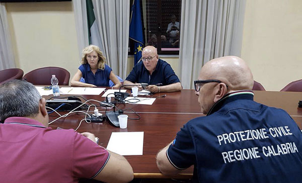 Emergenza incendi in Calabria, Oliverio chiede l'intervento dell'esercito