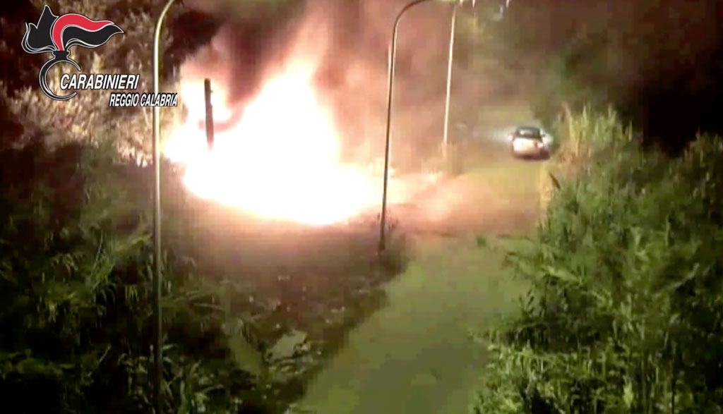 Operazione “Madre Natura”, 5 persone scoperte ad appiccare fuoco a cumuli rifiuti nel reggino - VIDEO