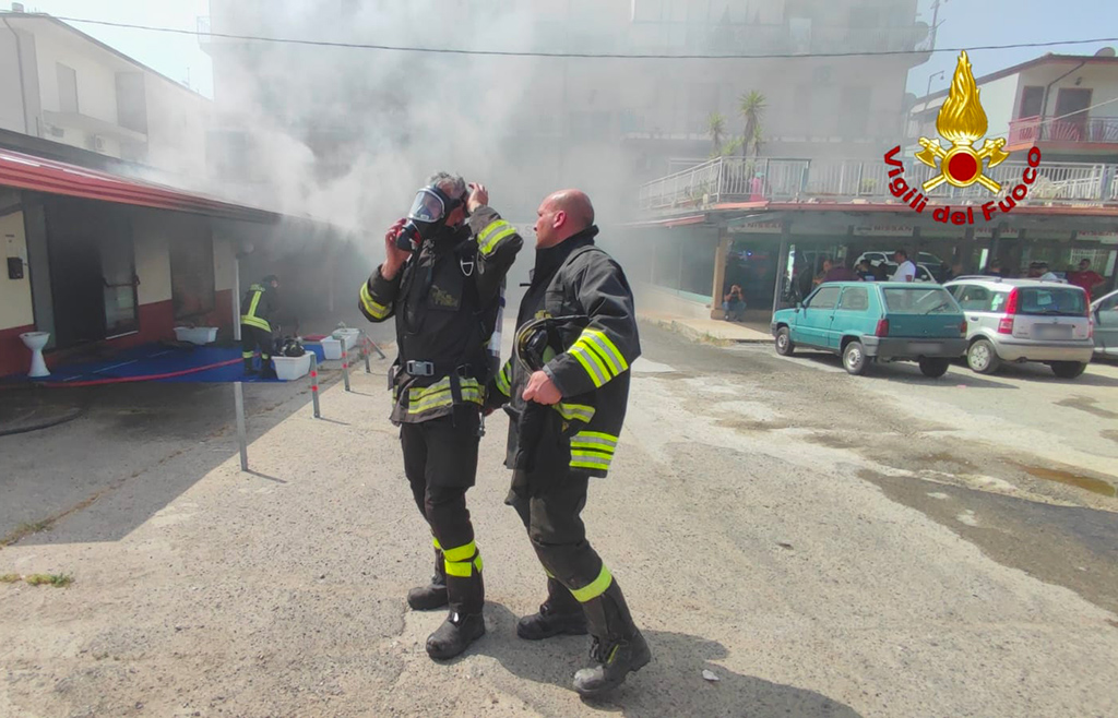 In fiamme magazzini sulla SS106 a Crotone, al lavoro per stabilire cause
