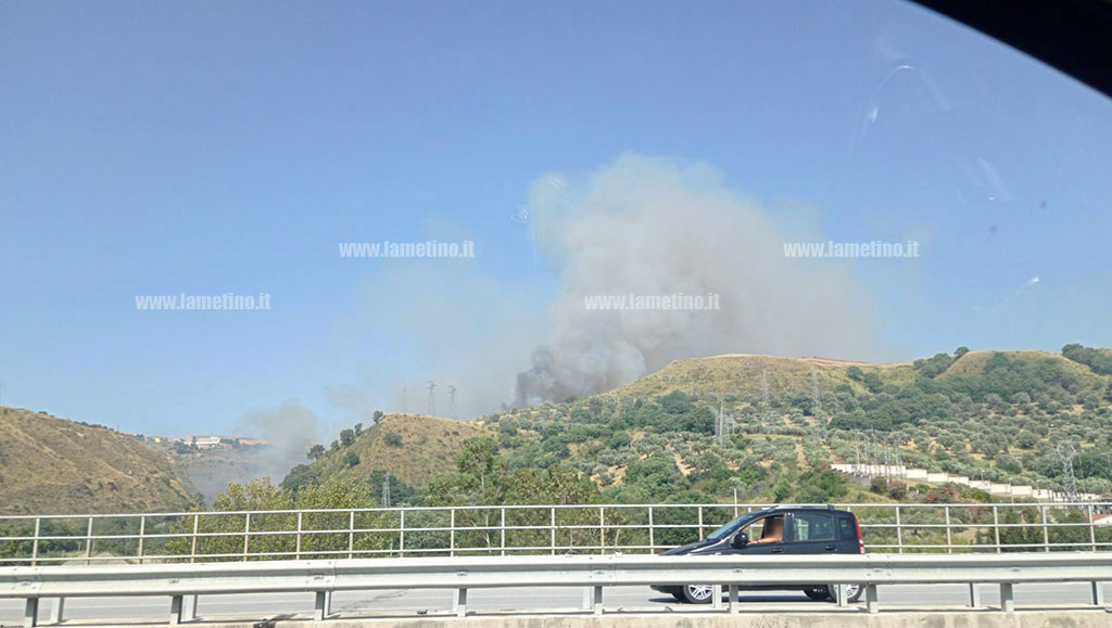 In fiamme sterpaglie e canneti, diversi roghi tra Lamezia e Catanzaro: disagi