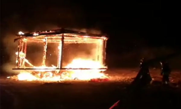 In fiamme chioschetto su spiaggia a Nocera Terinese - REAZIONI