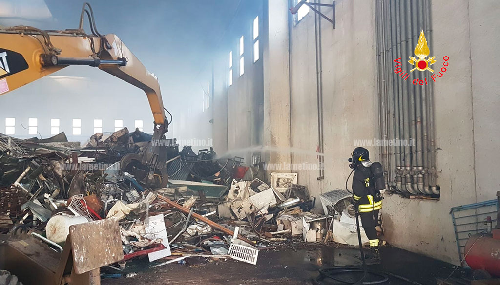 Lamezia, incendio in capannone all'area industriale 