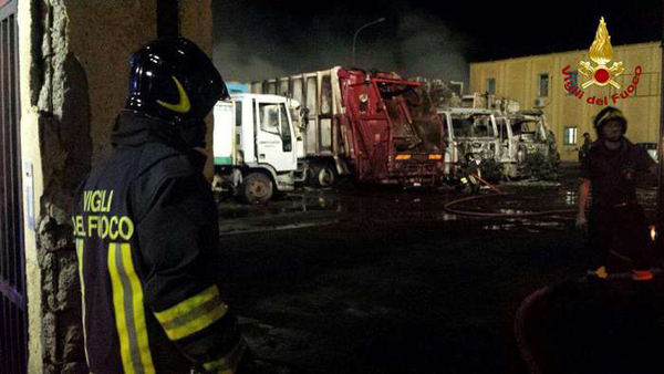 Incendio a Torre Melissa, distrutti cinque autocompattatori e due auto