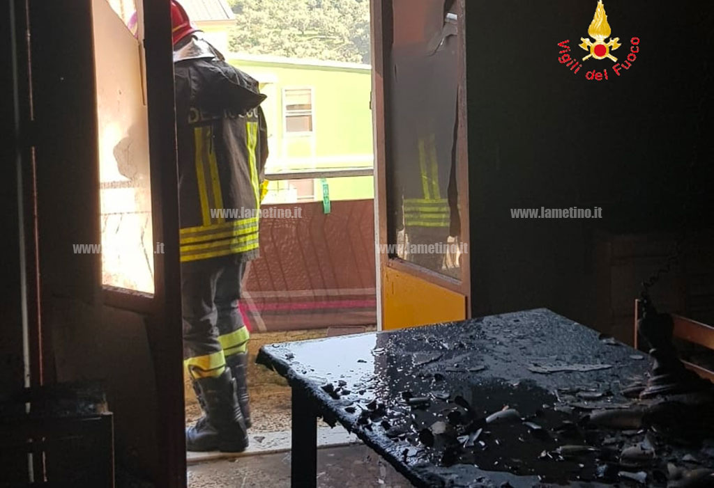 In fiamme appartamento a Nocera Terinese, famiglie messe in salvo