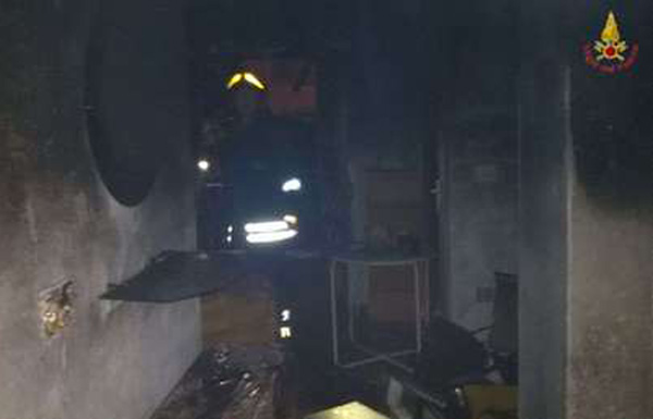 Fiamme in un appartamento disabitato a Cirò Marina