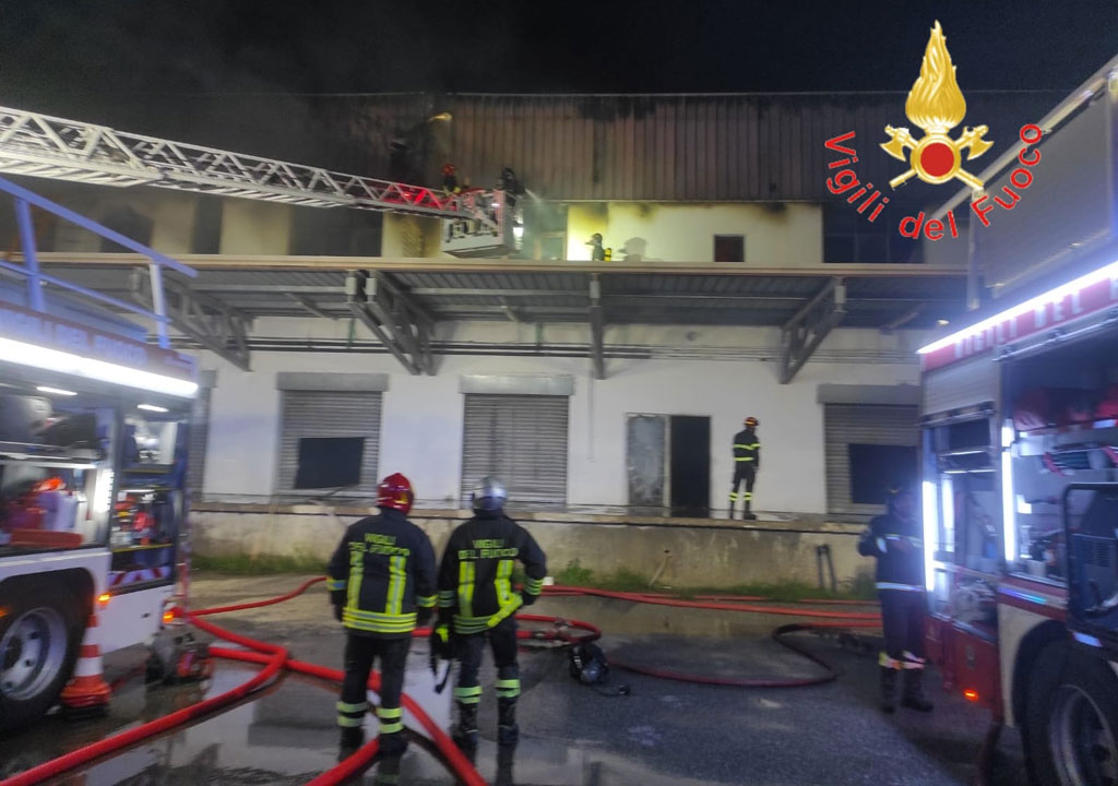 In fiamme capannone a Caraffa, danni a diverse attività commerciali: indagini