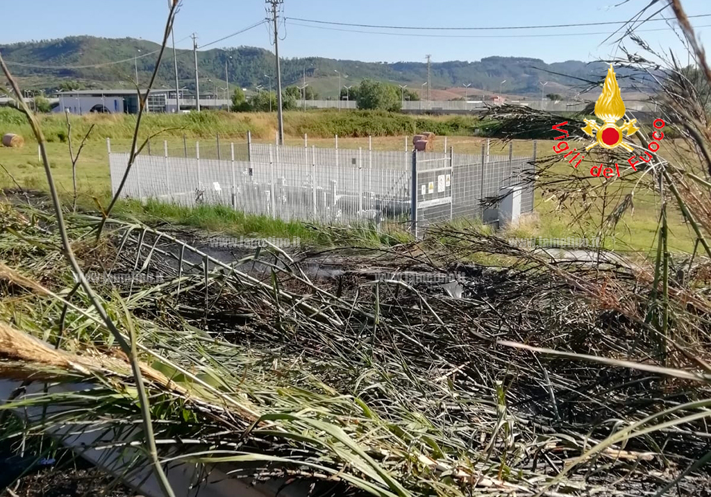 Incendio arbusti e macchia mediterranea vicino uffici Regione a Catanzaro, disagi alla circolazione 