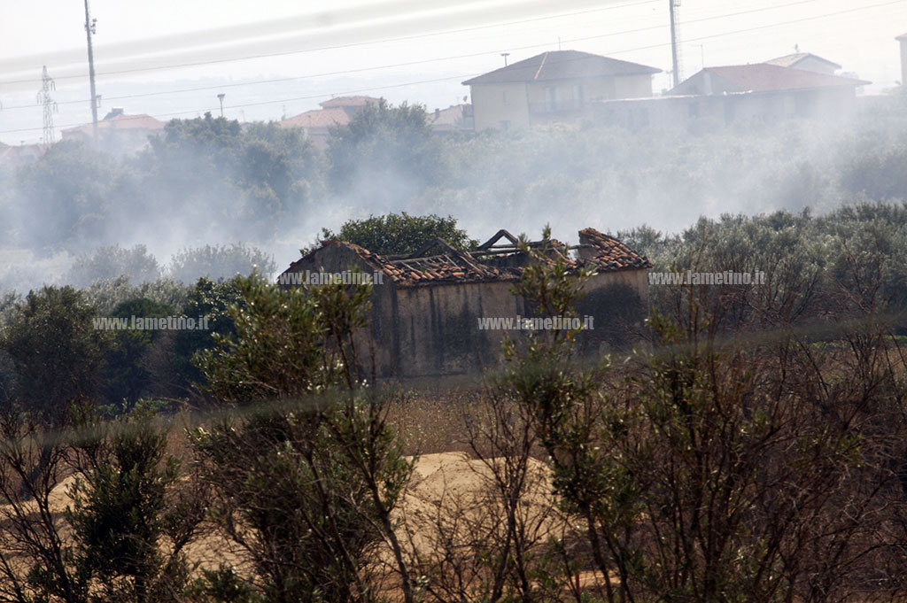 Lamezia: incendio in via Perugini, intervengono vigili del fuoco 
