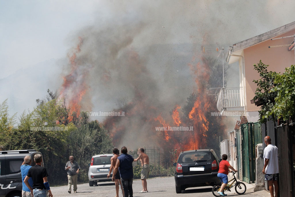 Lamezia, incendio nel quartiere Razionale 