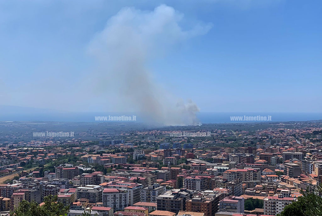Lamezia, in fiamme sterpaglie e colture agricole: al lavoro sei squadre dei vigili del fuoco