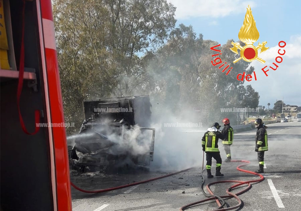 In fiamme furgone in transito a Catanzaro, illeso il conducente 