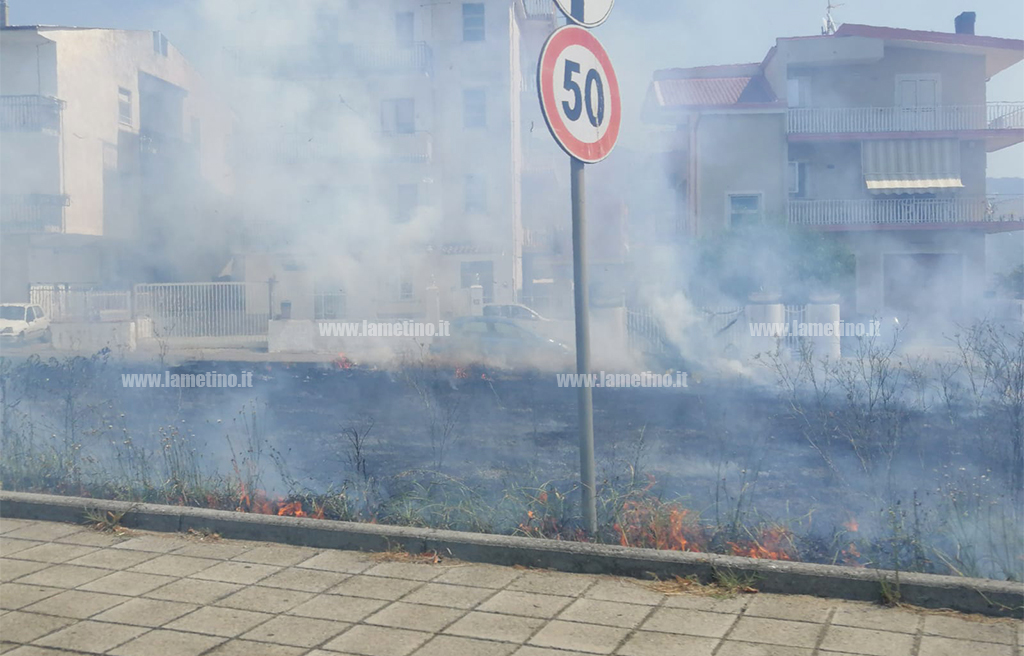 Lamezia, in fiamme sterpaglie su via del Progresso: disagi per il fumo alla circolazione e abitazioni vicine