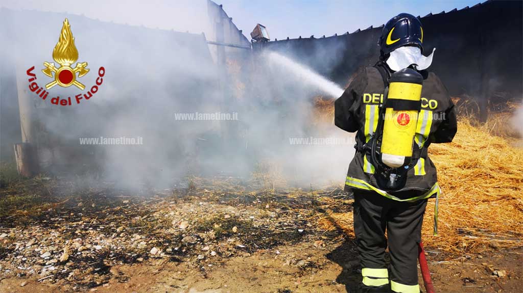 In fiamme capannone nel crotonese, fuoco minaccia abitazione vicina 