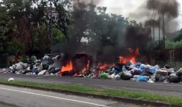 Lamezia, emergenza rifiuti in città: in fiamme cassonetti in via Scarpino 