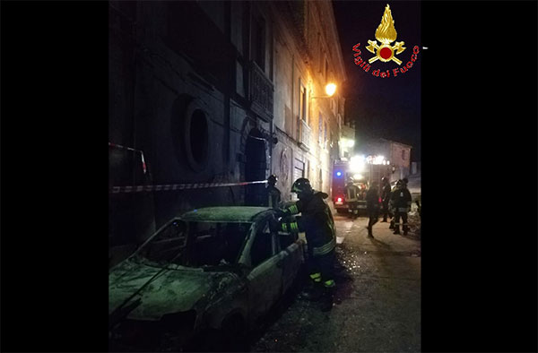 In fiamme due auto nel centro di Nicotera, disagi per il fumo: soccorsa e salvata una persona
