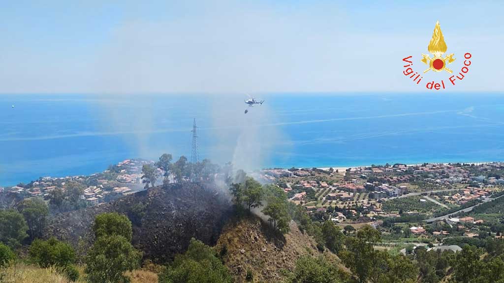 Vasto incendio arbusti e macchia mediterranea a Stalettì, intervenuti vigili del fuoco 