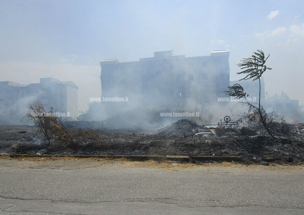 Lamezia, in fiamme sterpaglie e rifiuti in via Cianflone: interessate anche palazzine Aterp