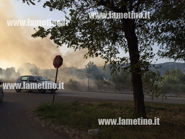 Lamezia: Incendio su SS18 di fronte alla Marinella