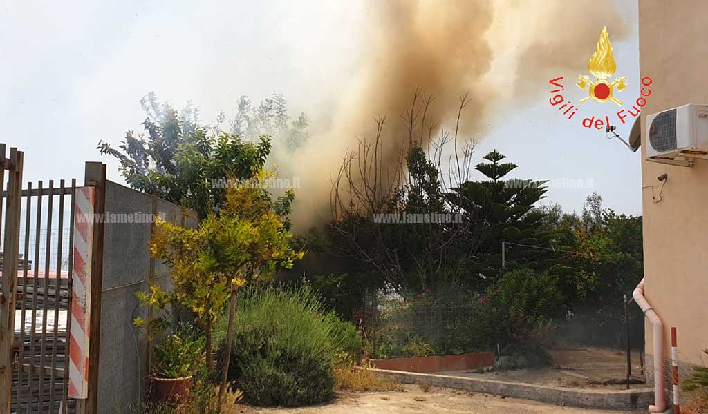 Incendio di sterpaglie e macchia mediterranea a Catanzaro, intervengono vigili del fuoco 