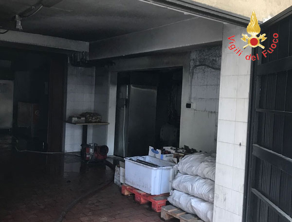 incendio-_locale_soverato4.jpg