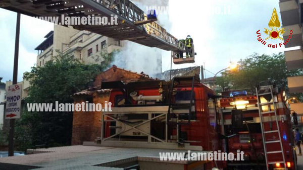 Calabria: Vigili domano incendio nel centro di Cosenza