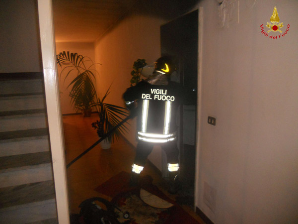 Calabria: Fiamme in appartamento disabitato, evacuato stabile