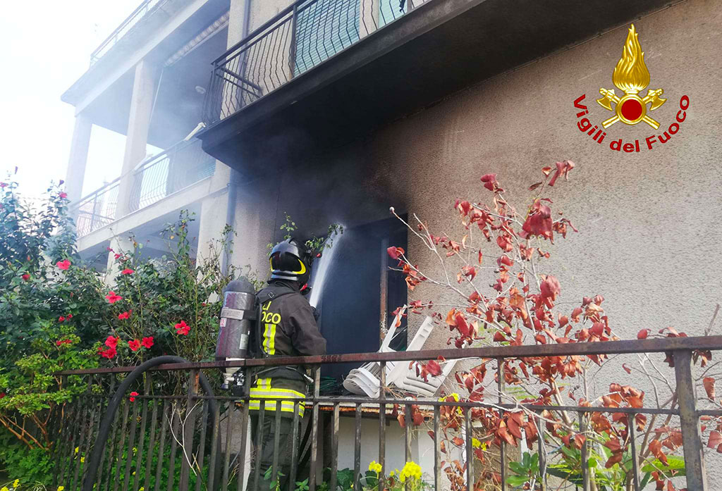 Incendio in abitazione a Vibo, possibile origine da lumino vicino a presepe