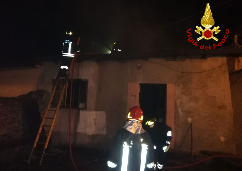 Incendio in appartamento nel cosentino, salvate 2 persone