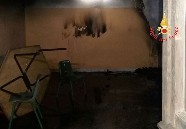 Incendio nella scuola elementare di Sant’Elia a Catanzaro, a fuoco magazzino
