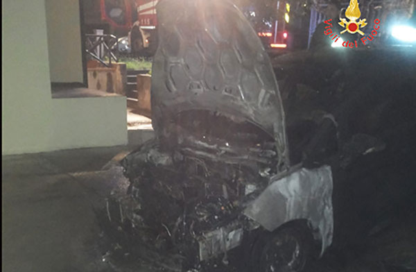 Auto in fiamme a Catanzaro, indagini