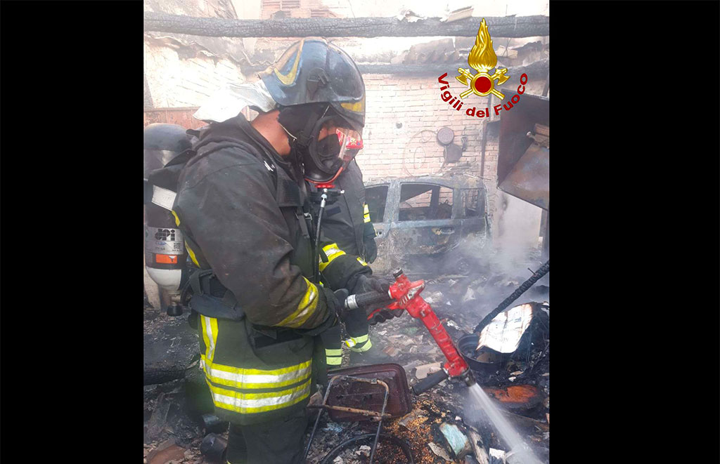 Incendio in box, distrutta auto e attrezzature agricole nel vibonese: avviate indagini
