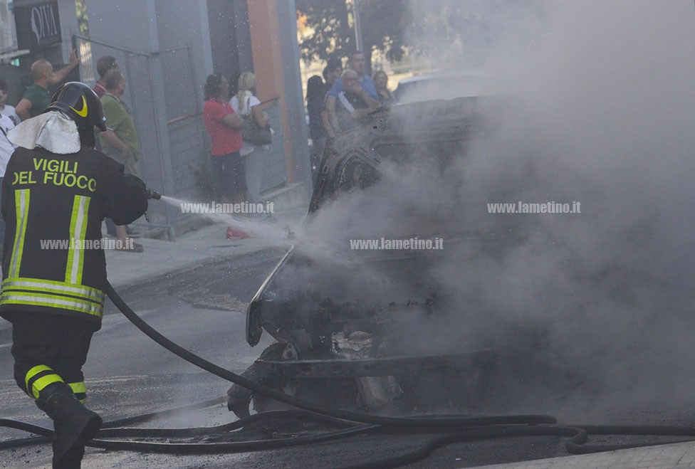 Lamezia, a fuoco auto vicino piazza Borelli