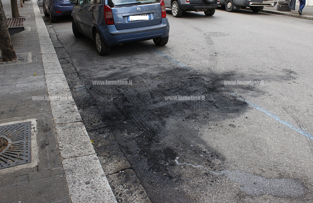 incendio-auto-bar-20-giugno.jpg