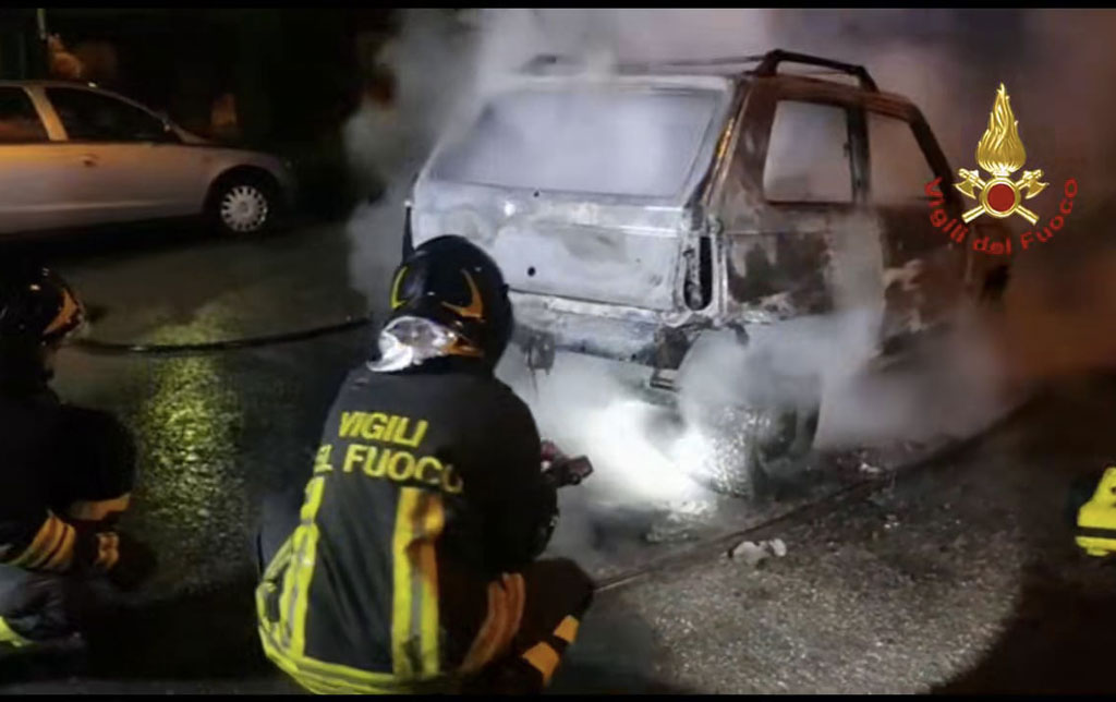 In fiamme auto nel Catanzarese, indagini in corso - VIDEO