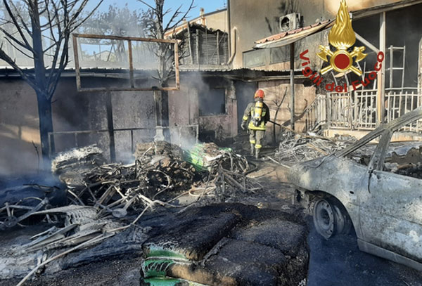 Incendio auto si propaga a locale commerciale nel Cosentino, accertamenti in corso