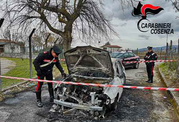 Incendia la propria auto ma viene sorpreso dai carabinieri, uomo denunciato nel cosentino