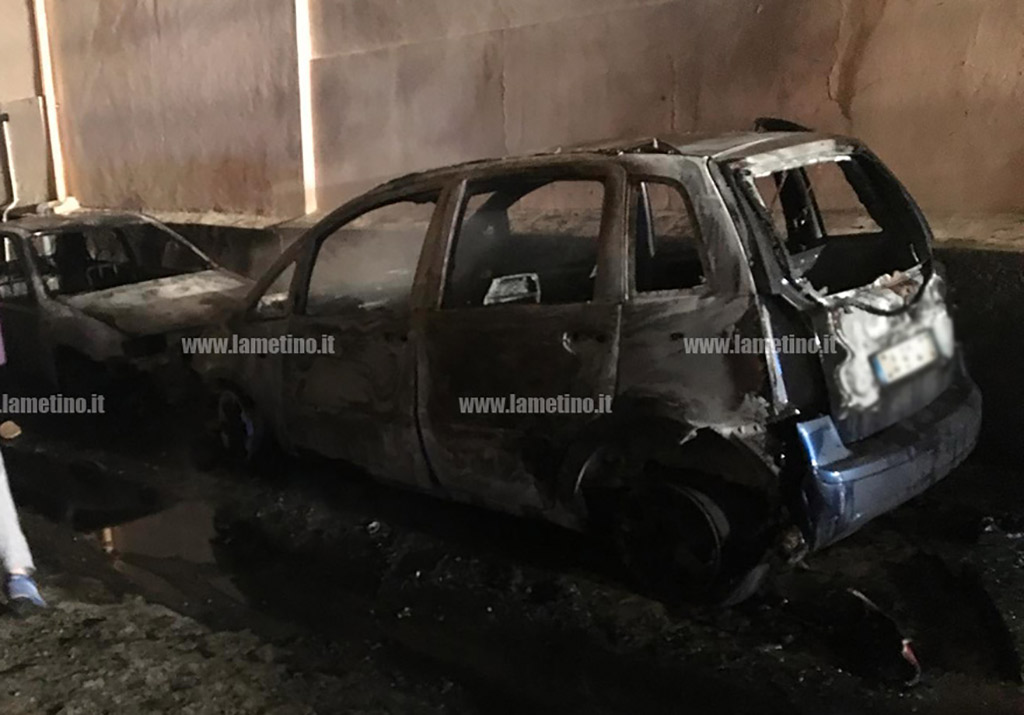 Auto in fiamme nella notte a Pianopoli, indagini in corso