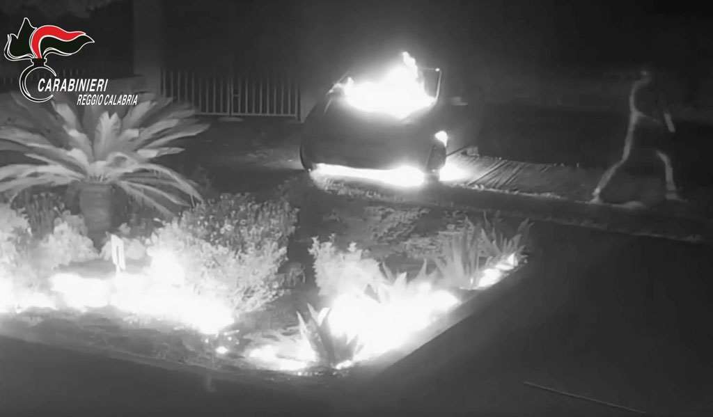 Incendiò auto polizia locale a San Giorgio Morgeto, arrestato 31enne - VIDEO