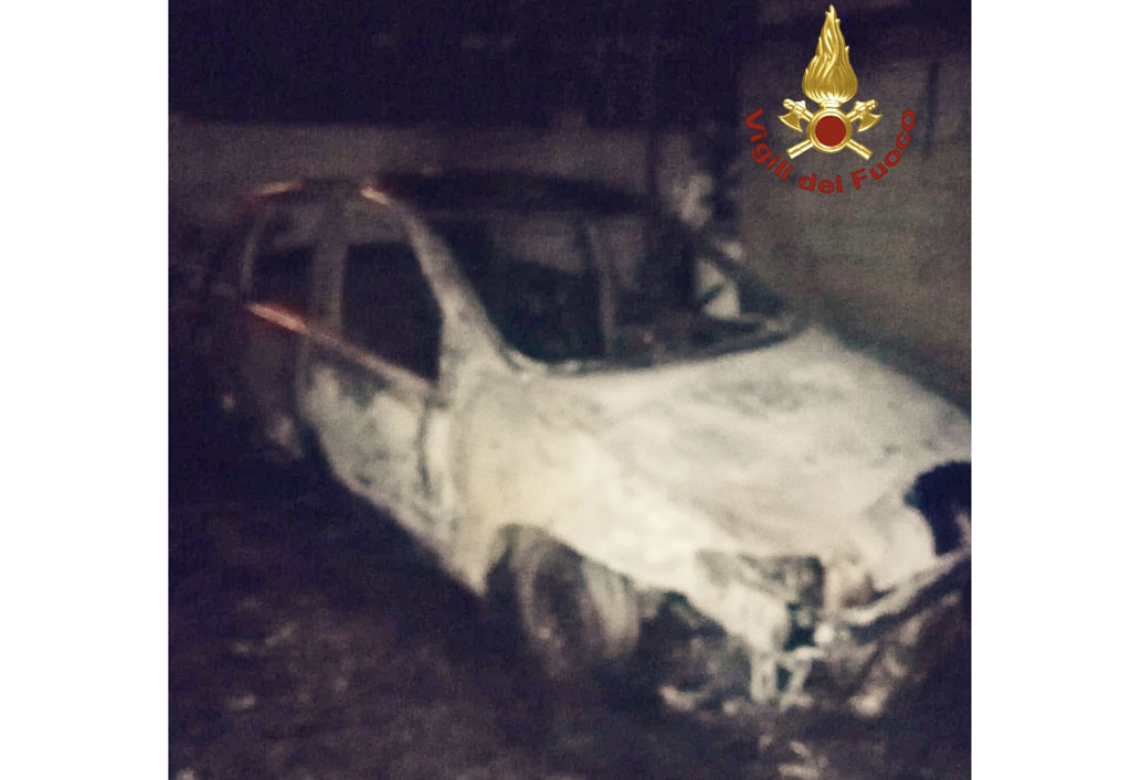 Auto va a fuoco a Tiriolo, intervengono Vigili del Fuoco