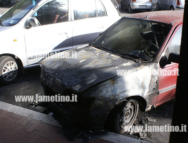 Lamezia: Auto va in fiamme questa mattina all'alba