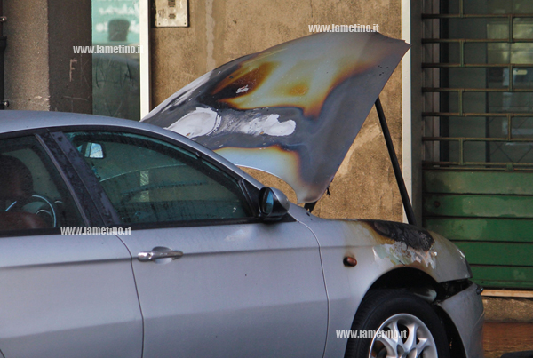 Lamezia: Auto in fiamme in via dei Mille, intervento dei vigili del fuoco